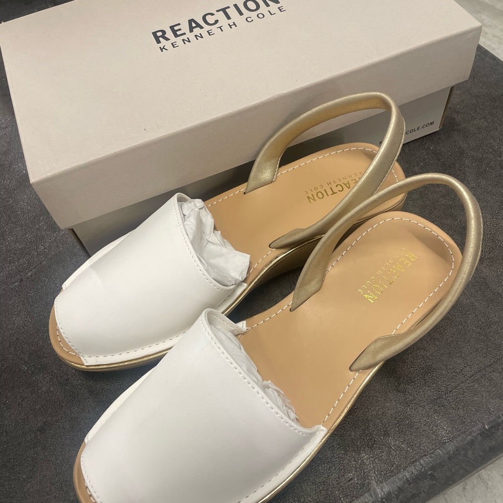 BRAND NEW Women’s size 8.5 Kenneth Cole sandal
